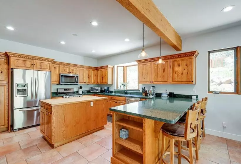 Spacious Flagstaff Cabin W/ Hot Tub & Fire Pit!