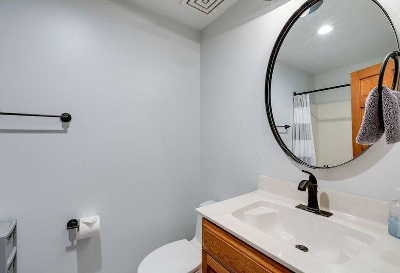 Spacious Flagstaff Cabin W/ Hot Tub & Fire Pit!