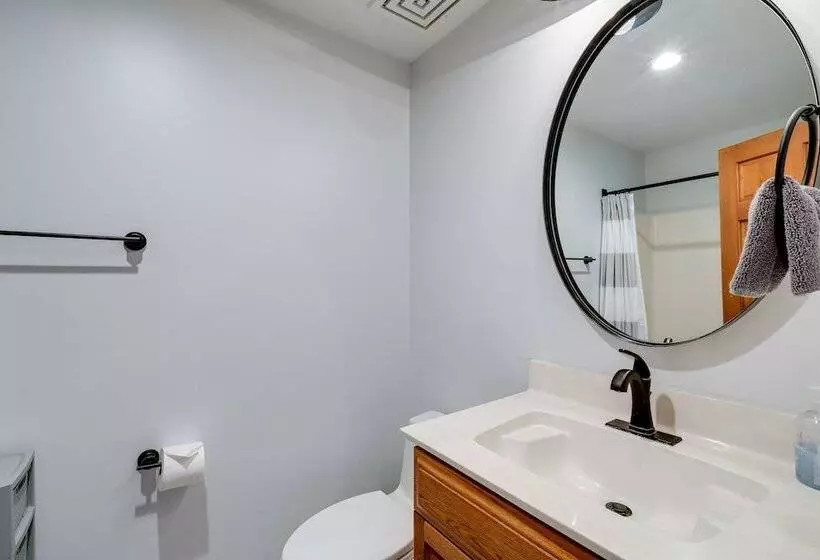 Spacious Flagstaff Cabin W/ Hot Tub & Fire Pit!