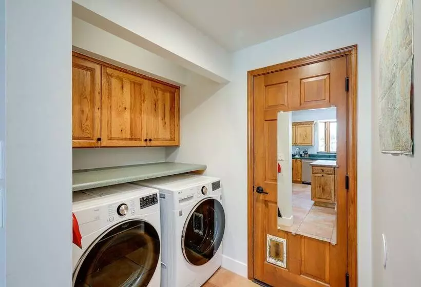 Spacious Flagstaff Cabin W/ Hot Tub & Fire Pit!