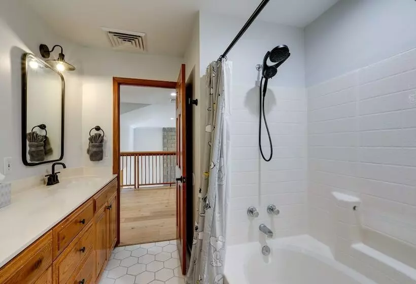 Spacious Flagstaff Cabin W/ Hot Tub & Fire Pit!