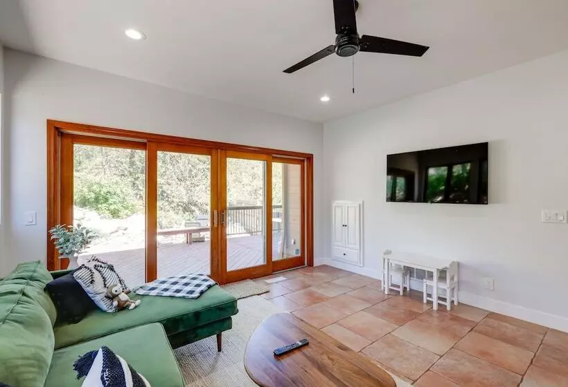 Spacious Flagstaff Cabin W/ Hot Tub & Fire Pit!