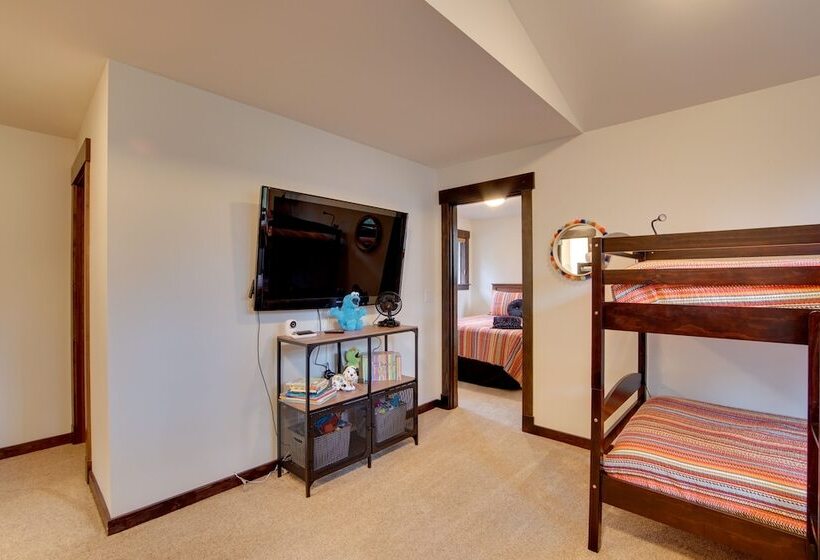 Stunning Cle Elum Retreat W/ Fire Pit & Hot Tub!