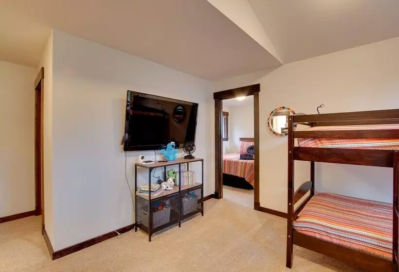 Stunning Cle Elum Retreat W/ Fire Pit & Hot Tub!