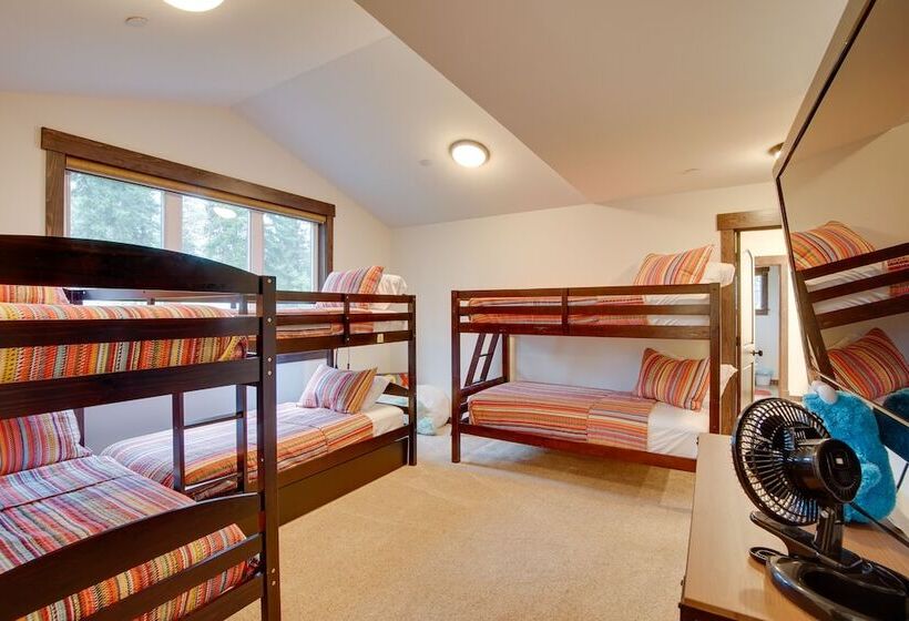 Stunning Cle Elum Retreat W/ Fire Pit & Hot Tub!