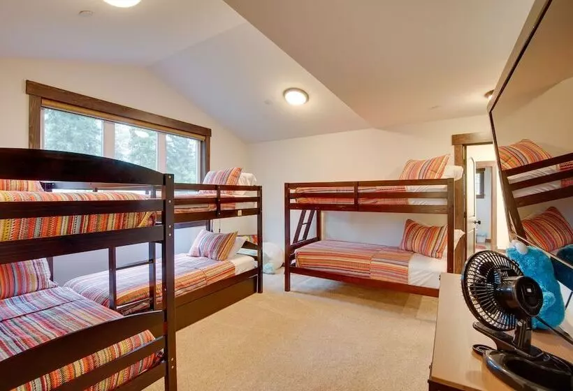 Stunning Cle Elum Retreat W/ Fire Pit & Hot Tub!