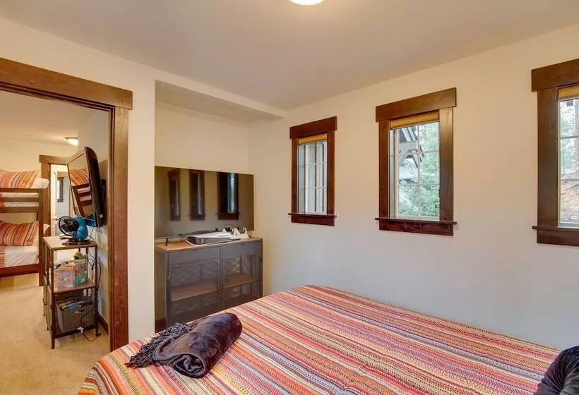 Stunning Cle Elum Retreat W/ Fire Pit & Hot Tub!