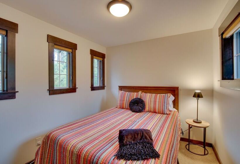 Stunning Cle Elum Retreat W/ Fire Pit & Hot Tub!