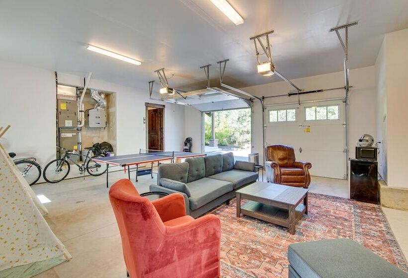 Stunning Cle Elum Retreat W/ Fire Pit & Hot Tub!