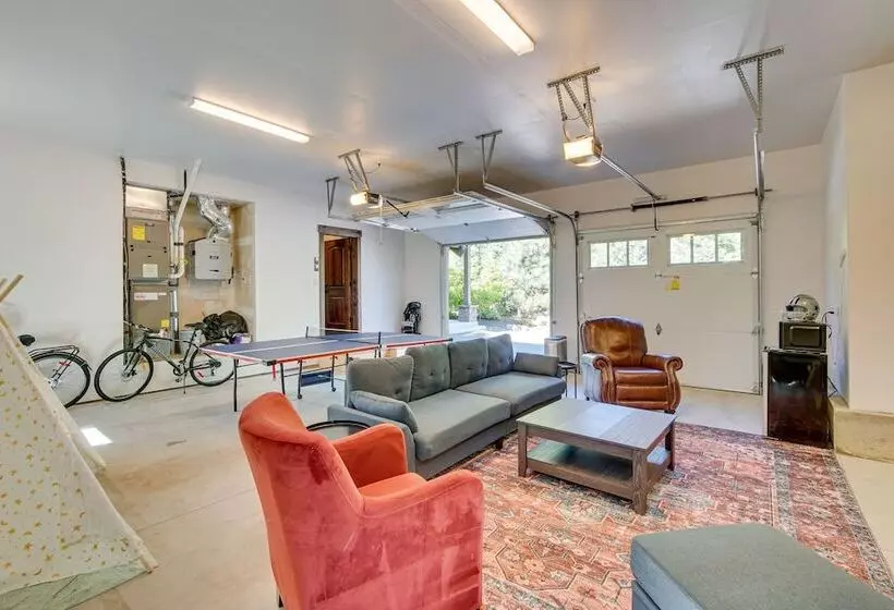 Stunning Cle Elum Retreat W/ Fire Pit & Hot Tub!