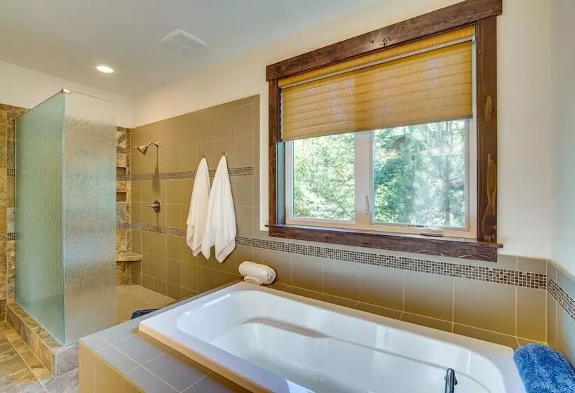 Stunning Cle Elum Retreat W/ Fire Pit & Hot Tub!