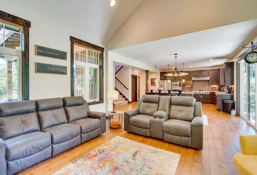 Stunning Cle Elum Retreat W/ Fire Pit & Hot Tub!