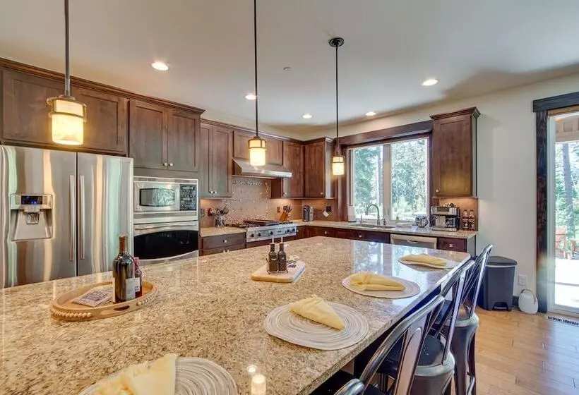 Stunning Cle Elum Retreat W/ Fire Pit & Hot Tub!