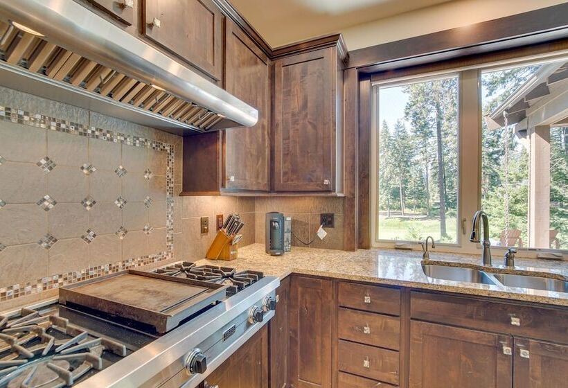 Stunning Cle Elum Retreat W/ Fire Pit & Hot Tub!