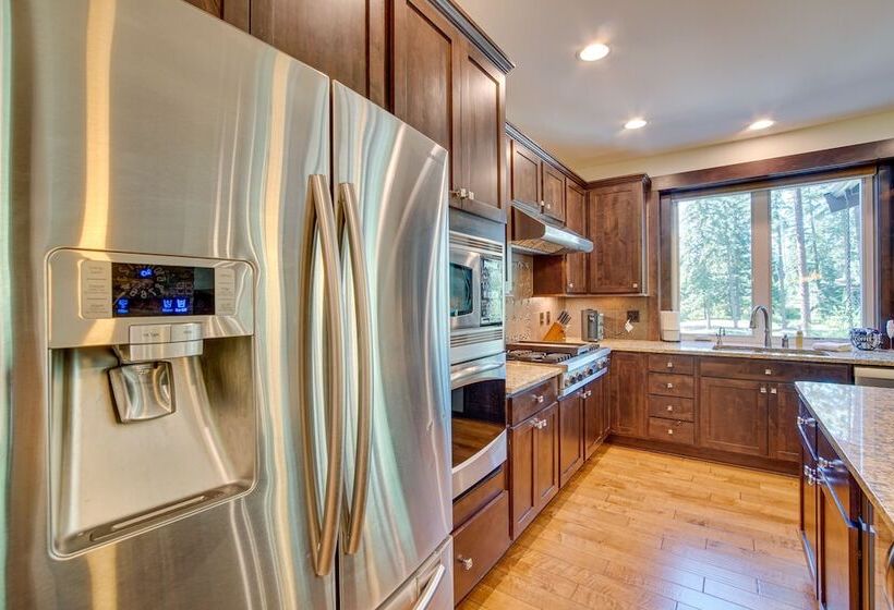 Stunning Cle Elum Retreat W/ Fire Pit & Hot Tub!