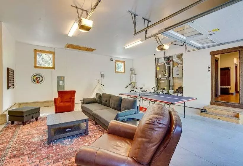 Stunning Cle Elum Retreat W/ Fire Pit & Hot Tub!