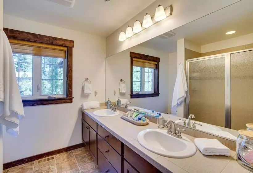 Stunning Cle Elum Retreat W/ Fire Pit & Hot Tub!