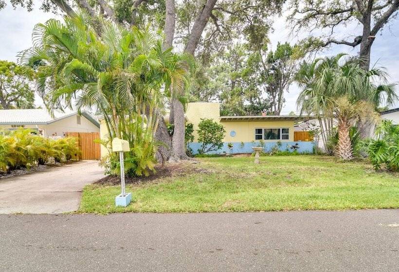 Sunny Florida Escape   Patio & Grill, Near Beaches