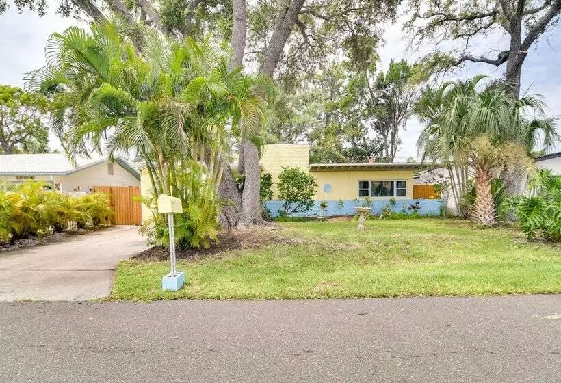 Sunny Florida Escape   Patio & Grill, Near Beaches