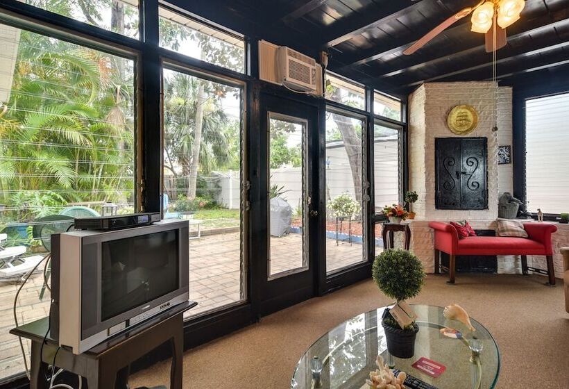 Sunny Florida Escape   Patio & Grill, Near Beaches