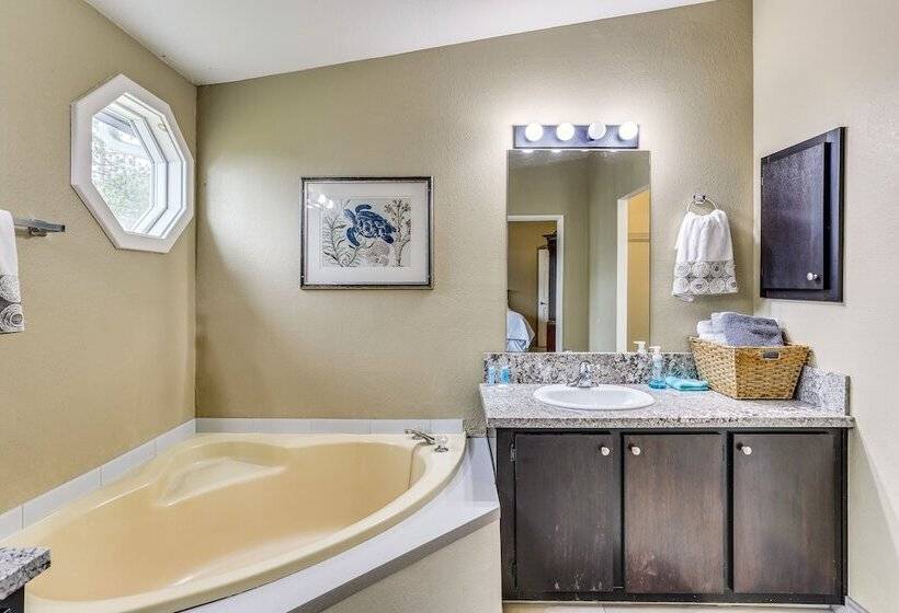 Yosemite Natl Park Getaway: Hot Tub & Mtn Views!