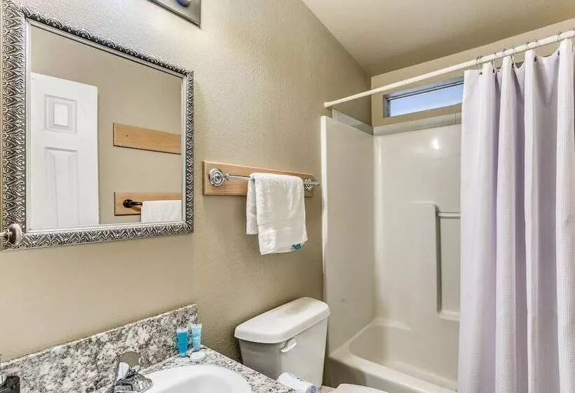 Yosemite Natl Park Getaway: Hot Tub & Mtn Views!