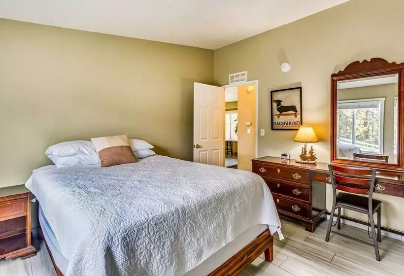 Yosemite Natl Park Getaway: Hot Tub & Mtn Views!