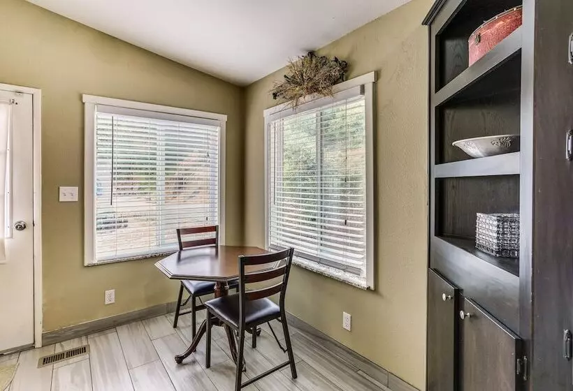 Yosemite Natl Park Getaway: Hot Tub & Mtn Views!