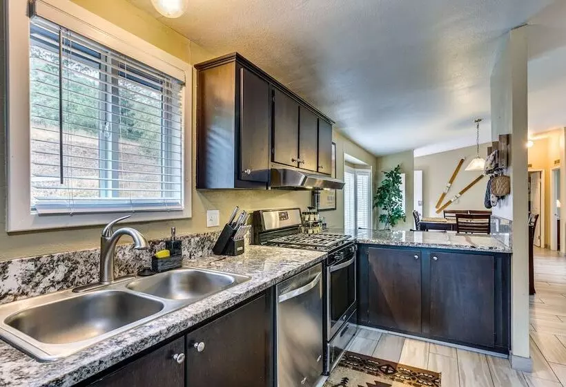 Yosemite Natl Park Getaway: Hot Tub & Mtn Views!