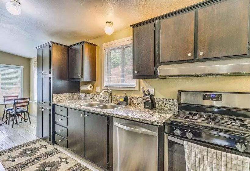 Yosemite Natl Park Getaway: Hot Tub & Mtn Views!