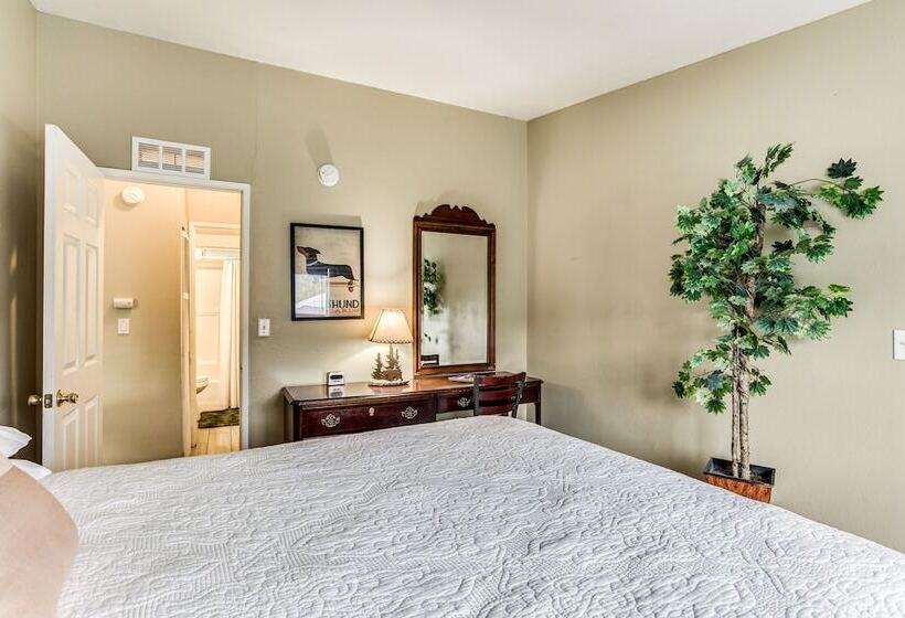 Yosemite Natl Park Getaway: Hot Tub & Mtn Views!