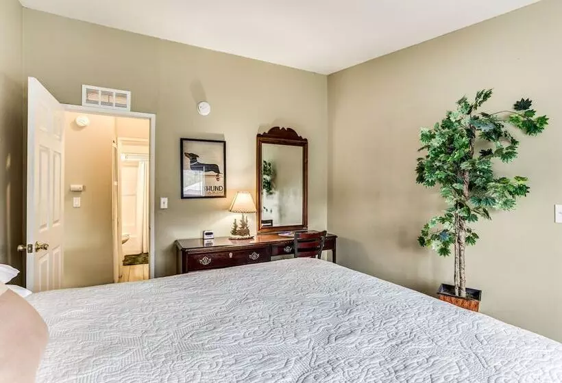 Yosemite Natl Park Getaway: Hot Tub & Mtn Views!