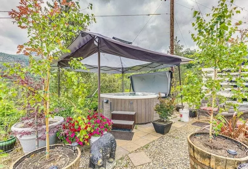 Yosemite Natl Park Getaway: Hot Tub & Mtn Views!