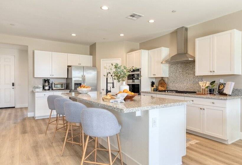 Desert Eden By Avantstay 6br W/ Ensuite Backyard Oasis W/ Pool & Hot Tub!