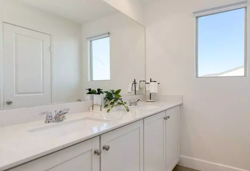 Desert Eden By Avantstay 6br W/ Ensuite Backyard Oasis W/ Pool & Hot Tub!