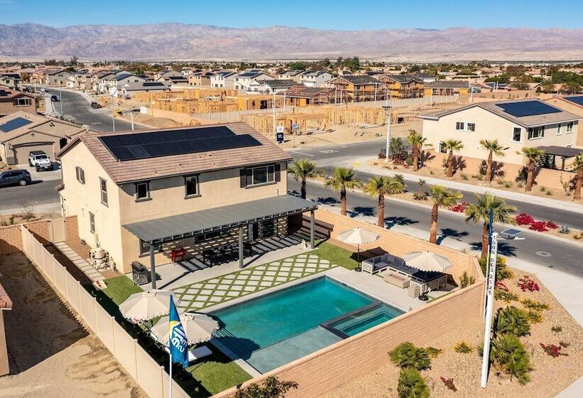 Desert Eden By Avantstay 6br W/ Ensuite Backyard Oasis W/ Pool & Hot Tub!
