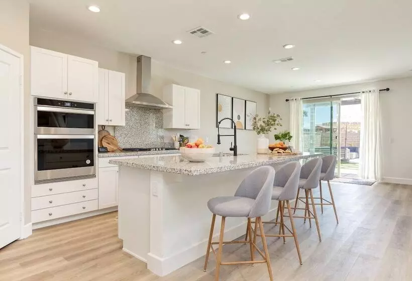 Desert Eden By Avantstay 6br W/ Ensuite Backyard Oasis W/ Pool & Hot Tub!