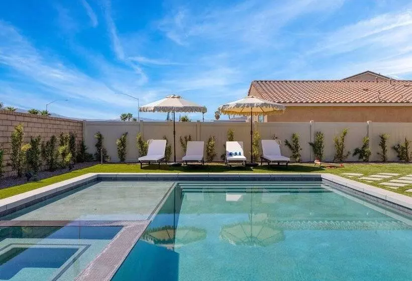 Desert Eden By Avantstay 6br W/ Ensuite Backyard Oasis W/ Pool & Hot Tub!