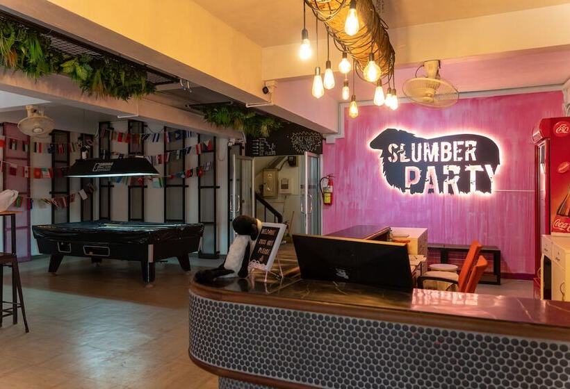 Hotelli Slumber Party Surf Khao Lak Hostel