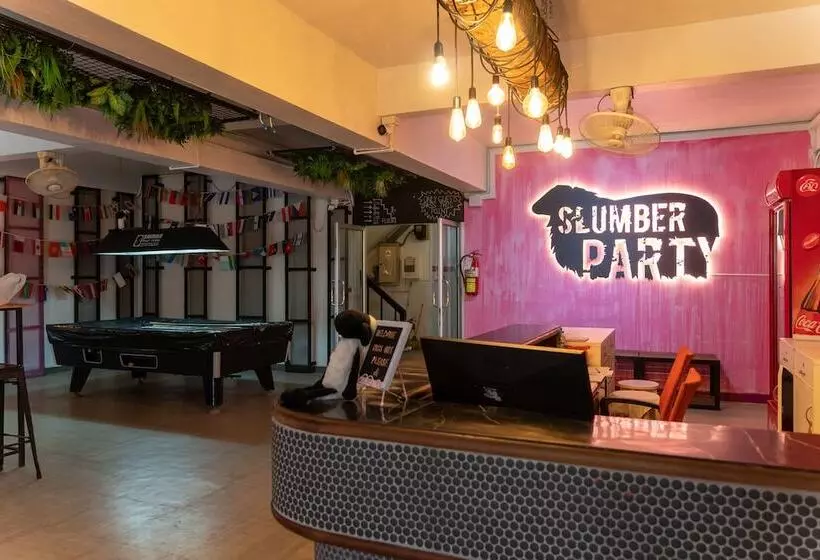 Hotelli Slumber Party Surf Khao Lak Hostel