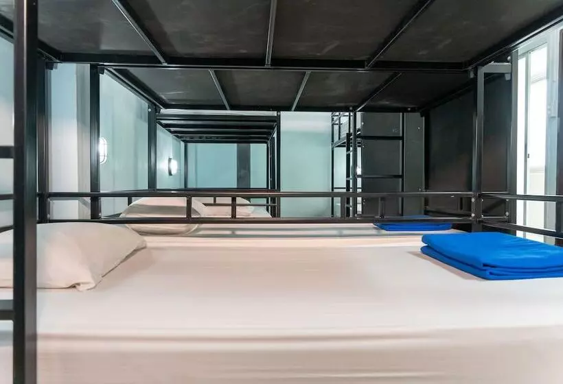 Hotelli Slumber Party Surf Khao Lak Hostel