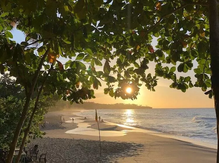 Hotelli Surfbreak B&b