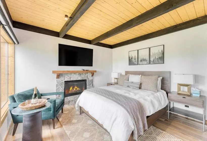 Lake View, Firepit, Game Room Remodeled Lake Tahoe Luxury Cabin By Avantstay