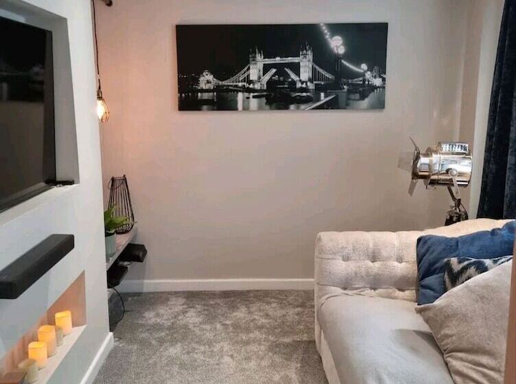 إقامة Remarkable 3 Bed House In Chelmsford