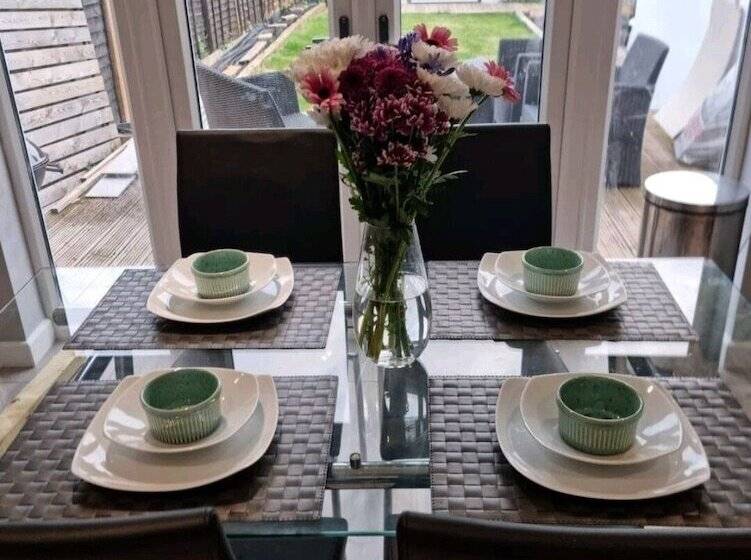 إقامة Remarkable 3 Bed House In Chelmsford