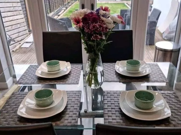 Residenssi Remarkable 3 Bed House In Chelmsford