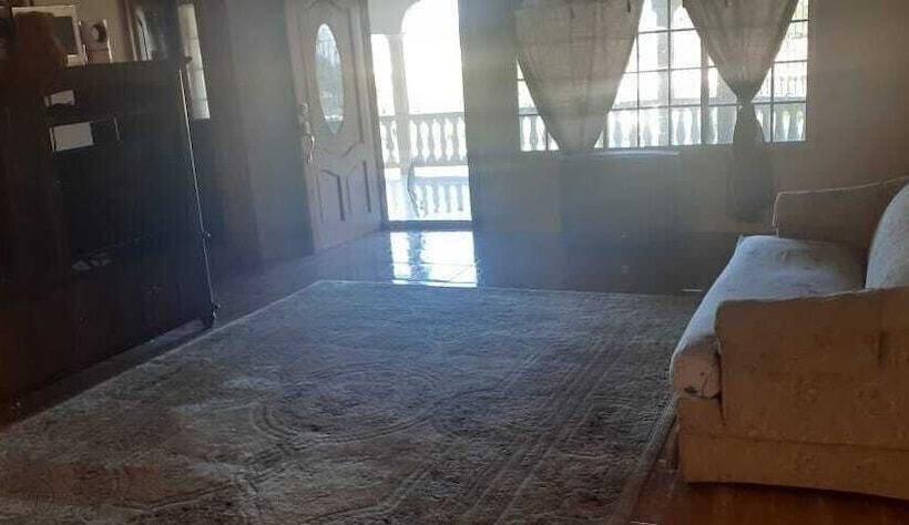 تختخواب و صبحانه Pearly Ron