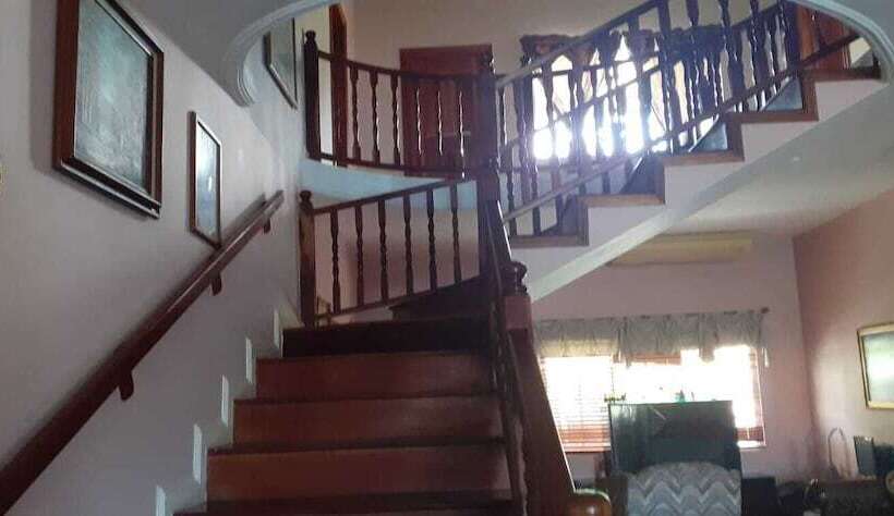 تختخواب و صبحانه Pearly Ron