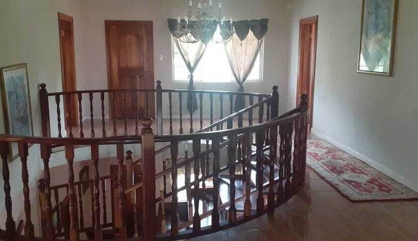 تختخواب و صبحانه Pearly Ron