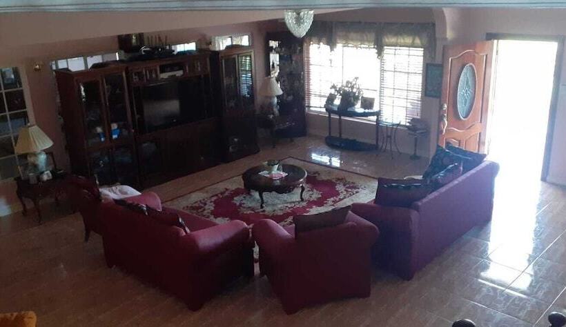 تختخواب و صبحانه Pearly Ron